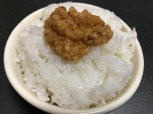 浜松餃子、ご飯にのせる