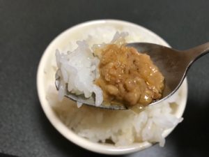 浜松餃子、ご飯にのせる