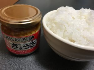浜松餃子、ご飯にのせる