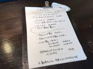 モキチカフェ本棚コオロギ