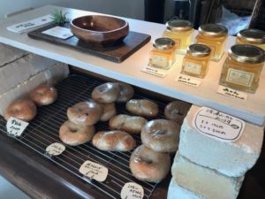 モキチカフェ本棚コオロギ