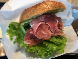 モキチカフェ本棚コオロギ
