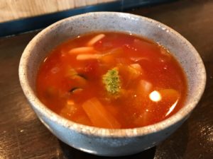 モキチカフェ本棚コオロギ