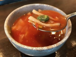 モキチカフェ本棚コオロギ