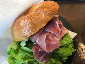 モキチカフェ本棚コオロギ