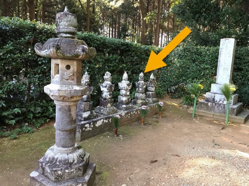 井伊直虎の墓石の場所
