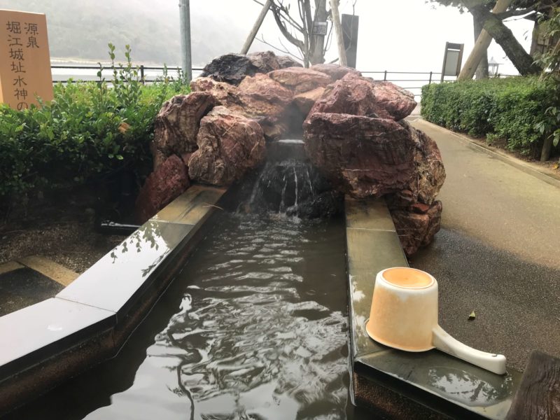 足湯水神の松